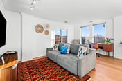 Spacious 2 BDR + 2 BTH Condo near Wrigley Field!