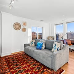 Spacious 2 BDR + 2 BTH Condo near Wrigley Field!