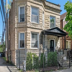 Cozy Chicago Garden Unit - Sleeps 6!