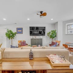 Modern 2 Bedroom Garden Condo Near United Center
