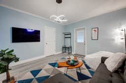 Chic & Spacious Bi-Level Bucktown Condo - Sleeps 8 - Image 2