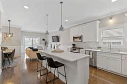 Modern Logan Square Luxury: 5 bedroom - sleeps 16! - Image 2