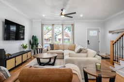 Modern 4-Bedroom Home – Newly Built - Sleeps 10! - Image 2