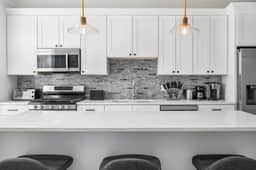 Modern 4-Bedroom Home – Newly Built - Sleeps 10! - Image 3