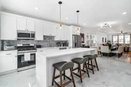 Modern 4-Bedroom Home – Newly Built - Sleeps 10! - Image 4
