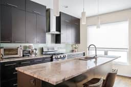 Beautiful 5-bedroom Pilsen Home w/ Parking! - Image 5