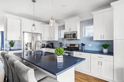 Stunning 6 BR Home * Chicago * Centrally Located - Image 4