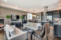 Upscale Penthouse Private Balcony Amazing Views - Image 2