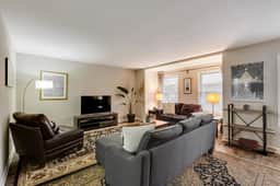 Bright 3 Bed W/ Laundry & Parking 8min Downtown - Image 2