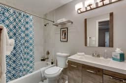 Bright 3 Bed W/ Laundry & Parking 8min Downtown - Image 4