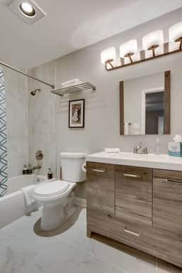 Bright 3 Bed W/ Laundry & Parking 8min Downtown - Image 5