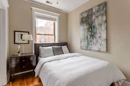 Stylish Comfy Flat by Wrigley Field+CTA for Groups - Image 4