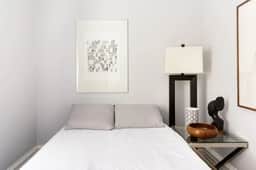 Contemporary Apartment Near Wrigley Field w/ Yard - Image 5