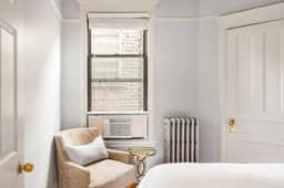 Sophisticated, Historic & Comfy Flat near Wrigley! - Image 4