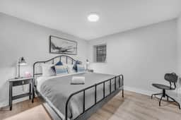 Modern 2 Bedroom Garden Condo Near United Center - Image 4