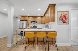 Modern 2 Bedroom Garden Condo Near United Center - Image 2