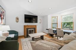 Sunny Duplex Historic Oak Park-Walk to CTA/Metra - Image 4
