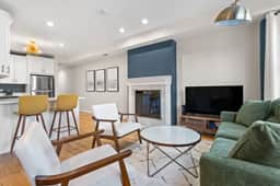 The Home Run: Modern 2BR Steps from Wrigley Field - Image 5