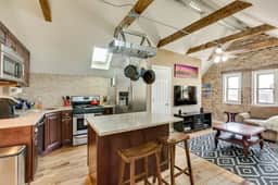 Bright & Lofty Bucktown 1br - Image 4