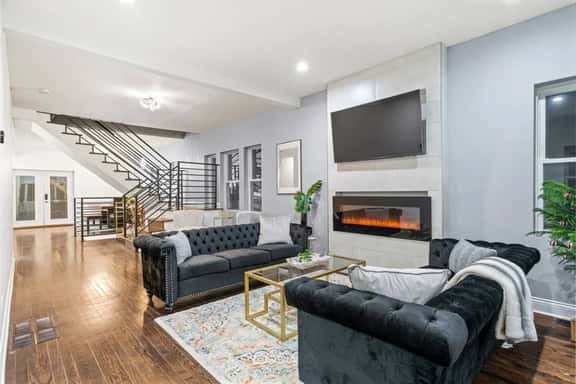 Beautiful/Spacious 7BD - 4BTH Home with Garage! - Image 1