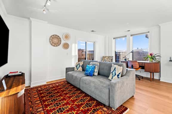 Spacious 2 BDR + 2 BTH Condo near Wrigley Field! - Image 1
