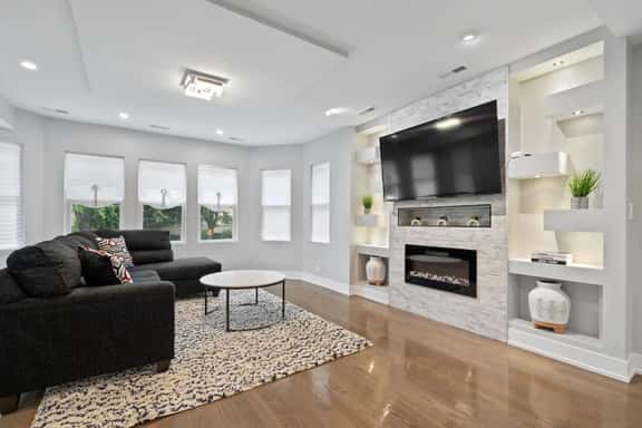 Gorgeous 7BD Home w/ Garage - Image 1