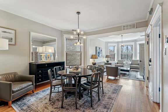 Stylish Comfy Flat by Wrigley Field+CTA for Groups - Image 1