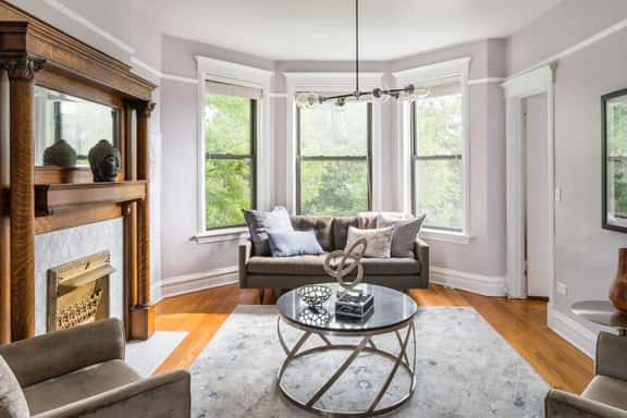 Sophisticated, Historic & Comfy Flat near Wrigley! - Image 1