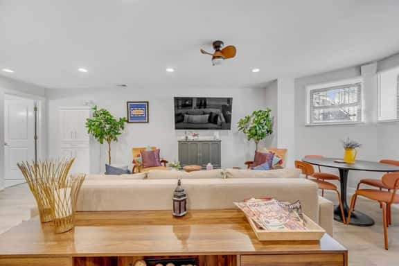 Modern 2 Bedroom Garden Condo Near United Center - Image 1