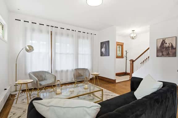 Charming Oak Park 4bd/3.5ba and 2 Private Parking - Image 1