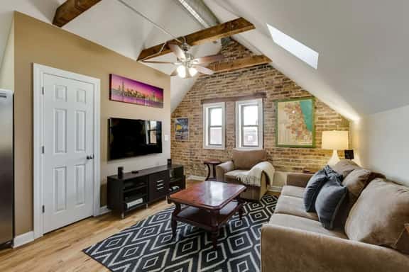Bright & Lofty Bucktown 1br - Image 1