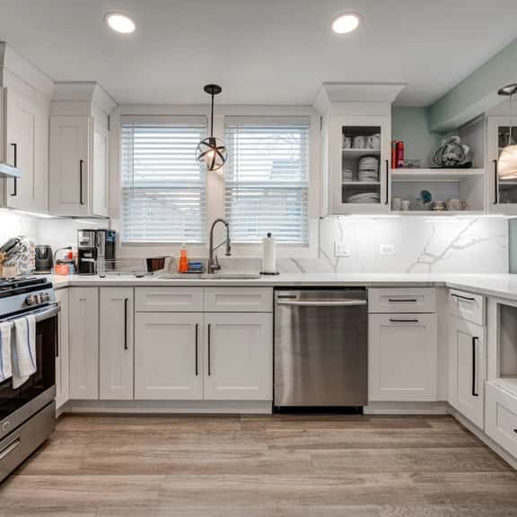Chic & Spacious Bi-Level Bucktown Condo - Sleeps 8 - Image 1