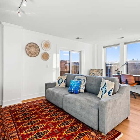 Spacious 2 BDR + 2 BTH Condo near Wrigley Field! - Image 1