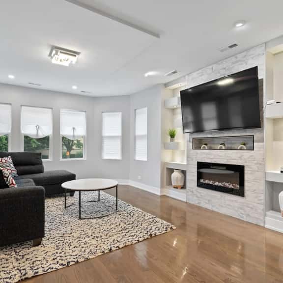 Gorgeous 7BD Home w/ Garage - Image 1
