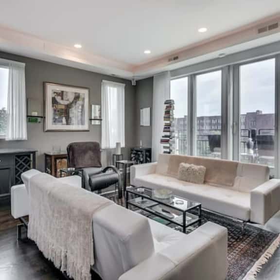 Upscale Penthouse Private Balcony Amazing Views - Image 1
