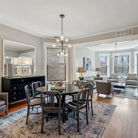 Stylish Comfy Flat by Wrigley Field+CTA for Groups - Image 1
