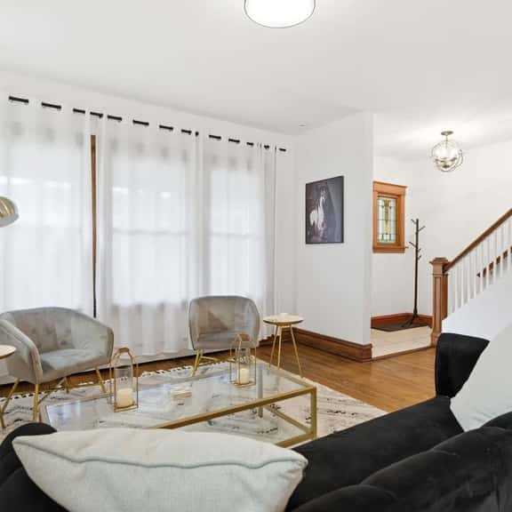 Charming Oak Park 4bd/3.5ba and 2 Private Parking - Image 1