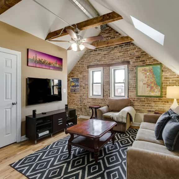 Bright & Lofty Bucktown 1br - Image 1