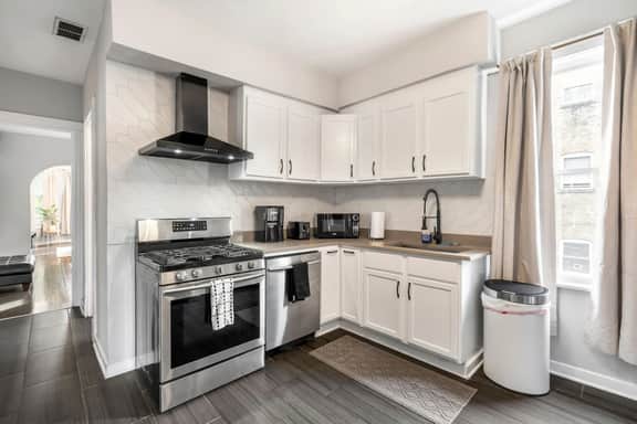Bright & Renovated Duplex w/ Backyard - sleeps 10! - Image 5