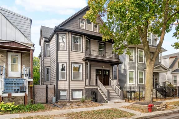 Bright & Renovated Duplex w/ Backyard - sleeps 10! - Image 2