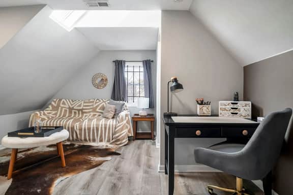Bright & Renovated Duplex w/ Backyard - sleeps 10! - Image 4
