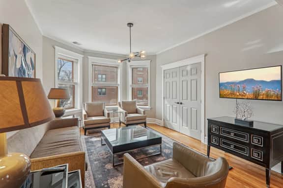 Big Wrigleyville Home, Great for Groups, 2 Units! - Image 2