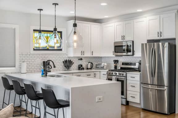 NEW! Large/Beautiful Home with 6BDS/4BTH + Garage! - Image 3