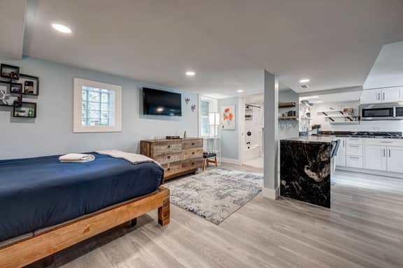 Chic & Spacious Bi-Level Bucktown Condo - Sleeps 8 - Image 5