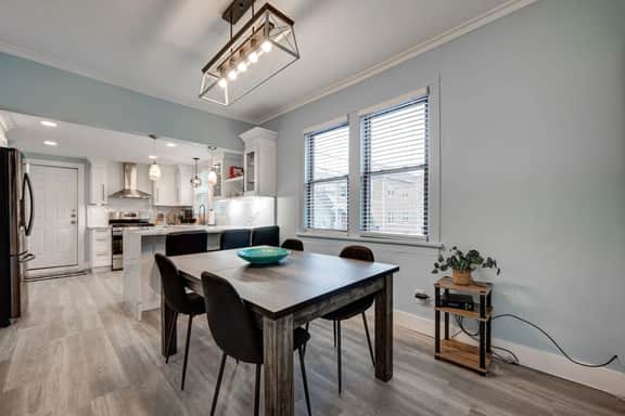 Chic & Spacious Bi-Level Bucktown Condo - Sleeps 8 - Image 4