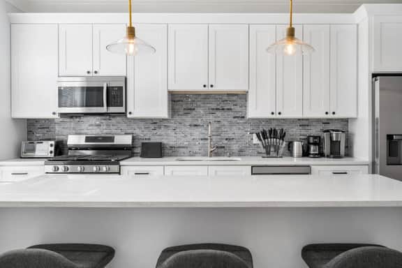 Modern 4-Bedroom Home – Newly Built - Sleeps 10! - Image 3