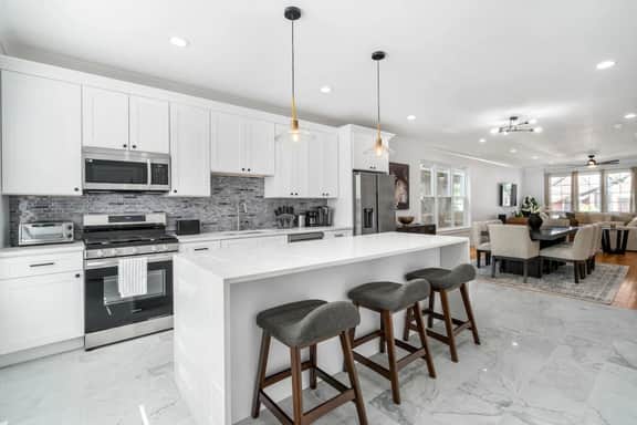Modern 4-Bedroom Home – Newly Built - Sleeps 10! - Image 4