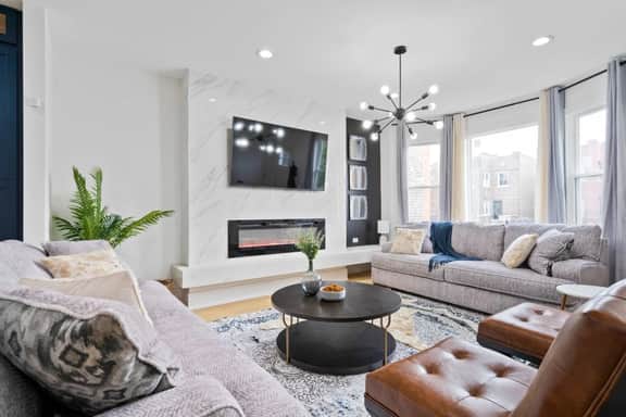 Great location! Spacious 6BD Home + Garage! - Image 3