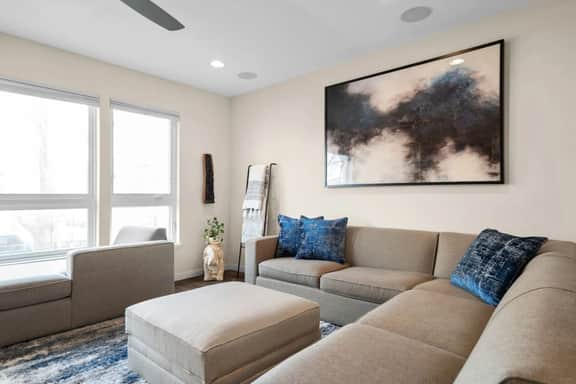 Beautiful 5-bedroom Pilsen Home w/ Parking! - Image 2