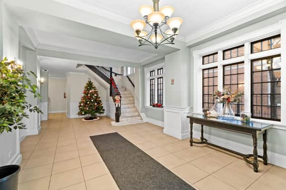 Spacious 2 BDR + 2 BTH Condo near Wrigley Field! - Image 3